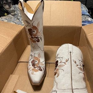 Size 9-m Shyanne couwgirl boots